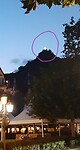 Het verlichte kruis op de heuvel