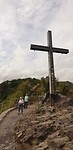 Boven op de heuvel met het kruis