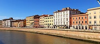 Huizen langs rivier de Arno