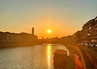 Prachtige zonsondergang bij de rivier