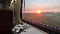 Zonsondergang vanuit de trein