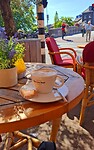 Even uitrusten op terras bij de stenen brug