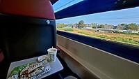 Ontbijtje in de trein onderweg naar Kanne