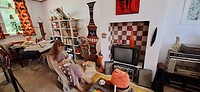 Binnenkant huis met ooievaar