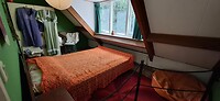 Bovenverdieping huisje met ooievaar