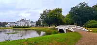 De stalen witte brug