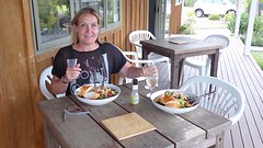 zelfgemaakte salade met wiitte wijn