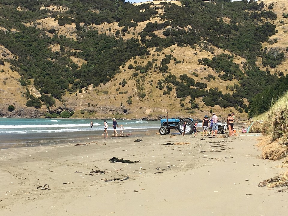 Tractor ( locals) op strand