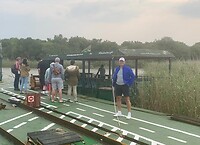 de boot op voor de crocs en hippos