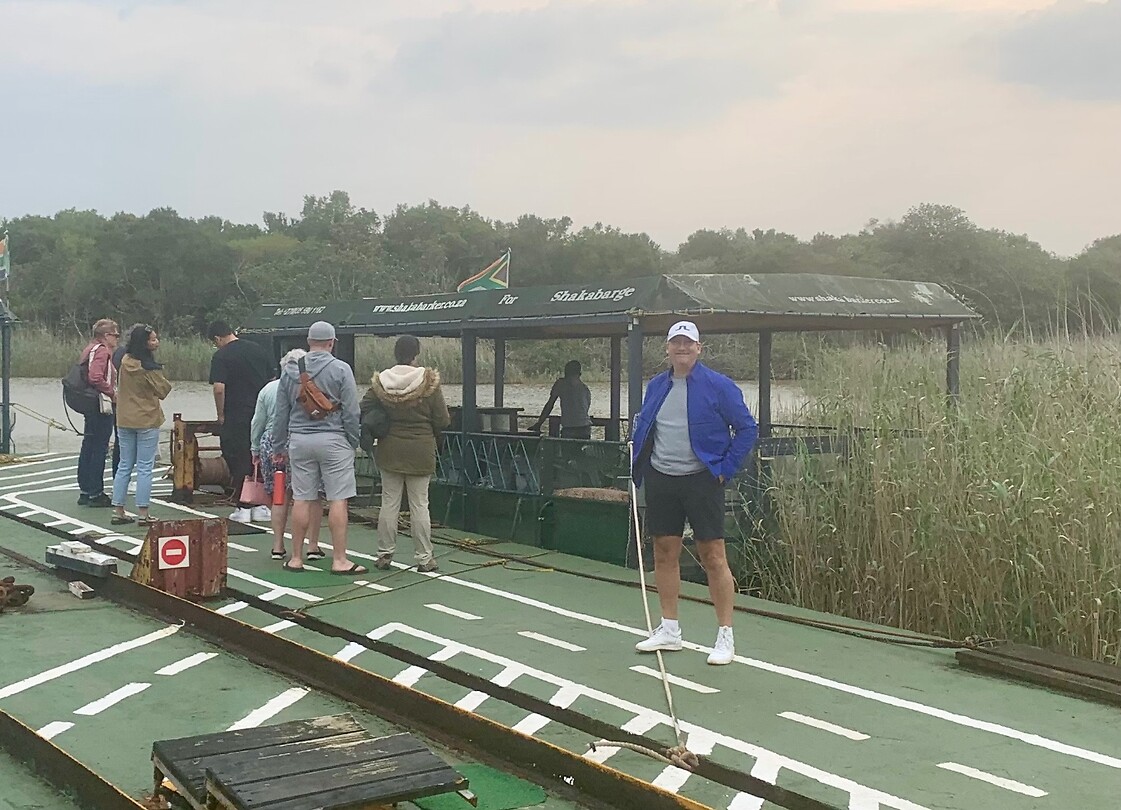 de boot op voor de crocs en hippos