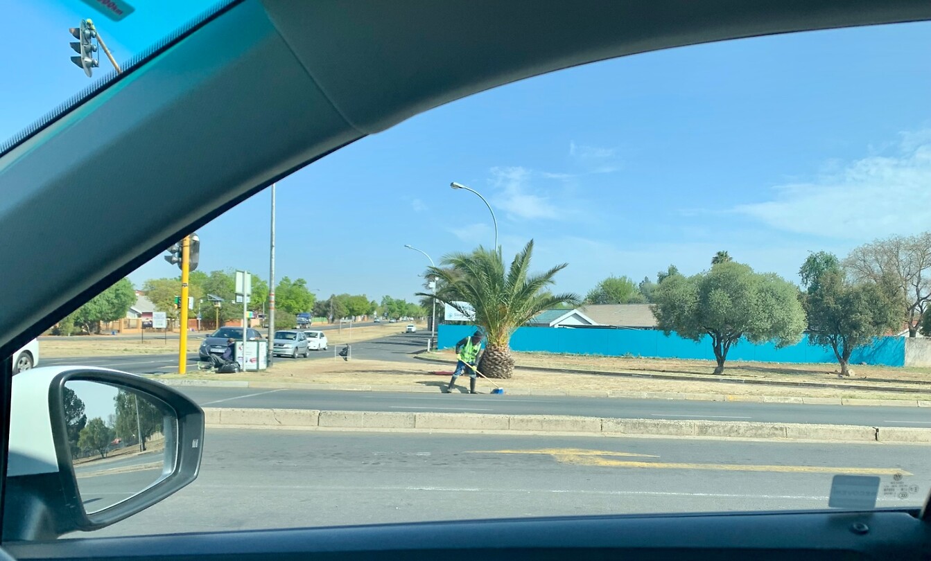 Schoonmaken van de weg in Bloemfontein; met het bezempje