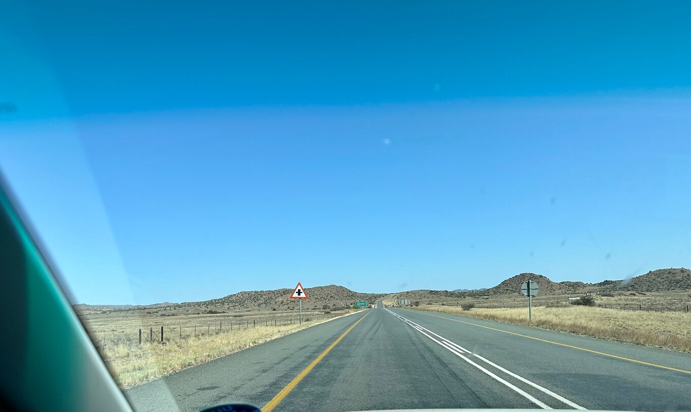 Eindeloos dit beeld op de weg naar Graaff Reinet