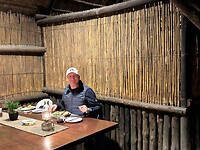 Aan tafel na een intensieve safari