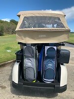 Golfbuggy met regenkapje