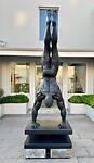 Ron doet een handstand