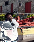 De whale crier in actie