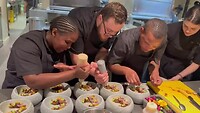 Onder tijdsdruk wordt er bijgesprongen in de keuken