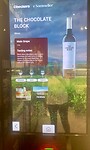 Een E-sommelier met uitleg over de wijn
