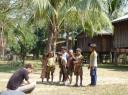Ivo probeert vuur te maken