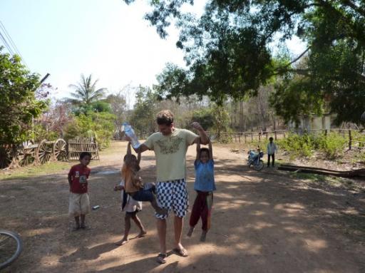 Kinderen hangen aan Ivo