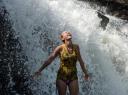 Roos onder de waterval