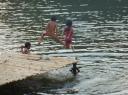 Kinderen springen de rivier in