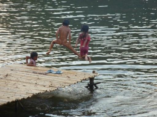 Kinderen springen de rivier in