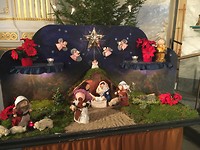 De kerststal in de kerk