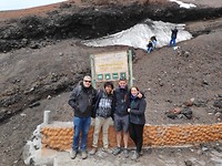 Groepsfoto aan de berghut Cotopaxi