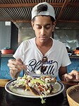 Roshan geniet van zijn tostada's