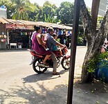 Ook in Guatamala zitten er rustig 4 op een scooter