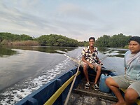 Roshan vaart door de mangroves met 14 jarige Jose (als kapitein)