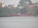 Brug naar de 'tempel' op Hoan Kiem Lake