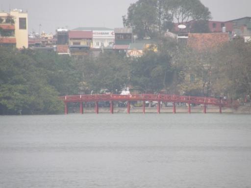 Brug naar de 'tempel' op Hoan Kiem Lake