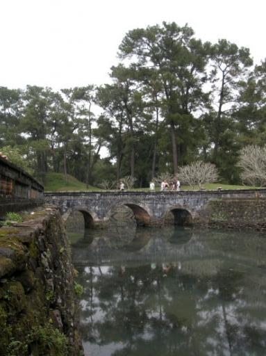 Water, brug en bomen...