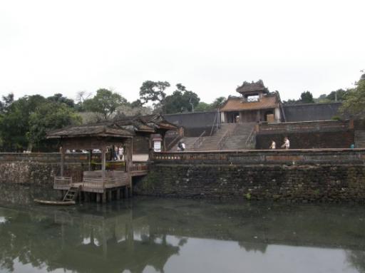 Tempel aan vijver