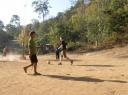 Voetballen met de hilltribe bewoners