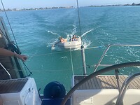 In het kleine bootje!