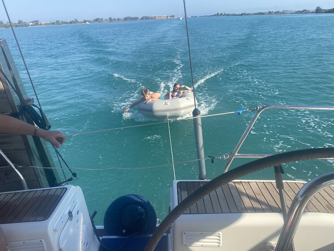 In het kleine bootje!