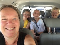 Blije meisjes onderweg naar de outlet shopping mall