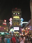 Heel veel neonreclame en mensen