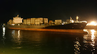 Containerschip komt de haven binnen