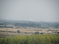 Vanop de hoogte van Watten is Duinkerken te zien
