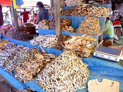 Op de markt de gedroogde vis van Negombo.