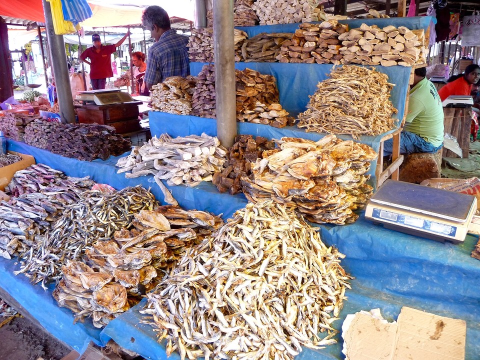 Op de markt de gedroogde vis van Negombo.