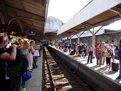 Wachten op de trein naar Ella.