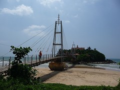 Brug naar eilandje met tempel van Boeddha in Mattara.