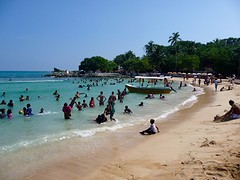 Het is weekend dus veel Sri Lankanen aan en in zee.