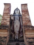 Een staande Boeddha in Wat Mahathat