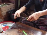 Draadjes om garen te maken uit de stengel van de lotusbloem.